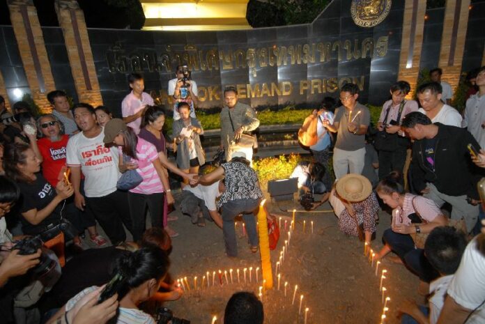 Supporters gathered outside of Bangkok Remand Prison on 30 June 2015 to hold a candlelight vigil calling for the activists' release. <br />