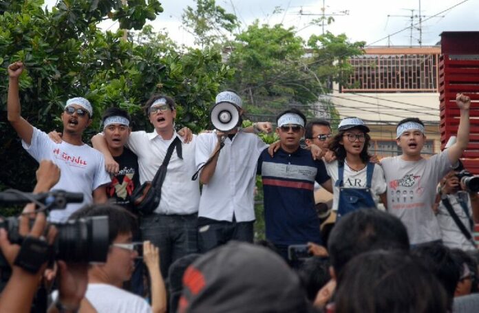 Chonticha Chaengrew (second from the right) with other pro-democracy activists at a protest in front of Pathumwan Police Station in Bangkok, 24 June 2015