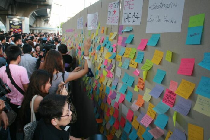 Activists hang notes in front of MBK mall in support of the 14 jailed activists, 3 July 2015.