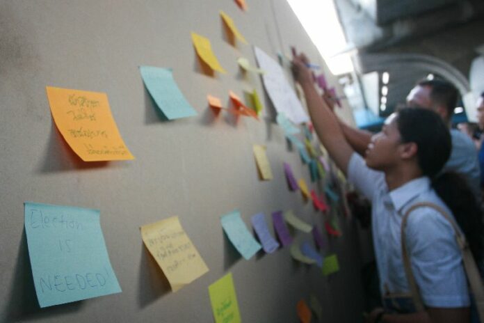 Activists hang notes in front of MBK mall in support of the 14 jailed activists, 3 July 2015.<br />
