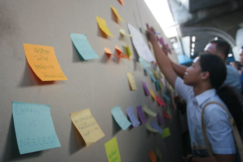 Activists hang notes in front of MBK mall in support of the 14 jailed activists, 3 July 2015.<br />