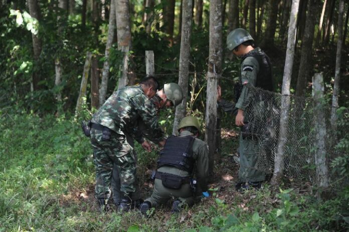 Soldiers defuse a roadside bomb in Narathiwat province on 4 July 2015.