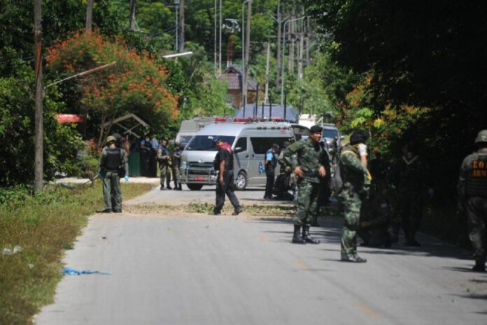Security officers at the site of a roadside bombing in Narathiwat province on 4 July 2015.<br />