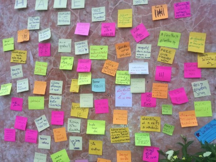 Chiang Mai residents hung post-it notes expressing support for the 14 pro-democracy activists jailed in Bangkok, 5 July 2015.
