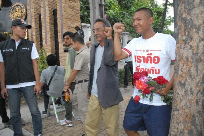 Jatupat Boonpatararaksa, aka Pai, and his father outside of Bangkok Remand Prison on 8 July 2015.<br />