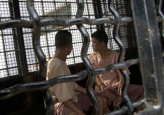 Zaw Lin and Wai Phyo in a police van on their way to court on Koh Samui, 8 July 2015.<br />