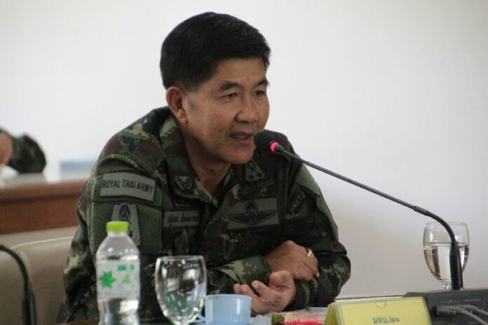 Col. Patikorn Eiamla-or, a senior commander of 21st Army District, apologizing to Supot Piriyakiatsakul for sending soldiers to his house, 10 July 2015.