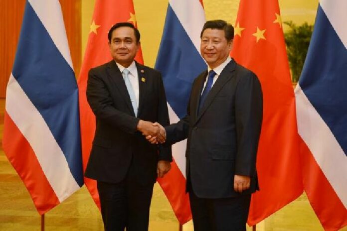 Thai junta chairman and Prime Minister Prayuth Chan-ocha (L) with Chinese President Xi Jinping in Beijing, 9 November 2014