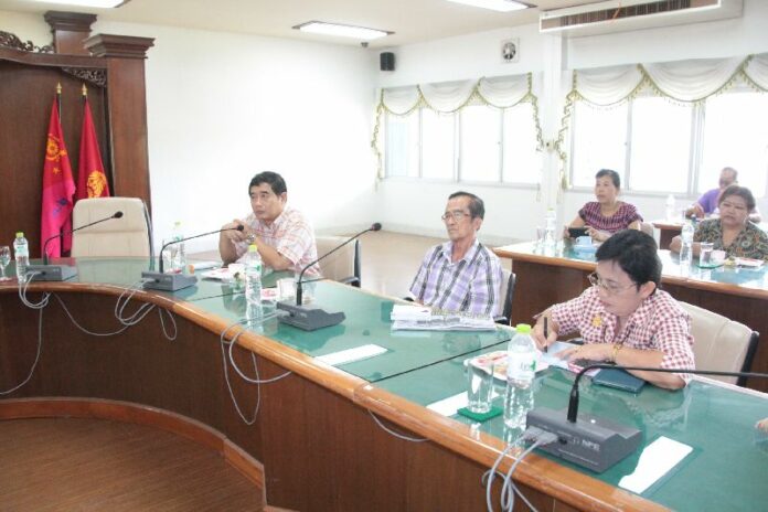 Supot Piriyakiatsakul (center) listens to apologies from army commanders at a military base in Nakhon Ratchasima, 10 July 2015.<br />