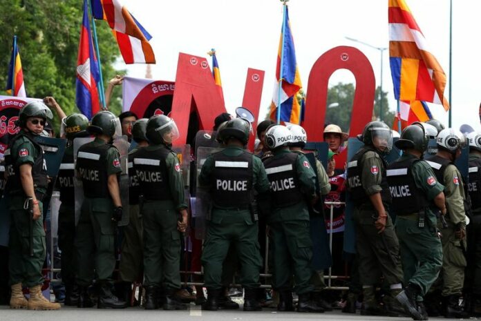 Cambodian police officers block protesters during a rally in Phnom Penh, Cambodia, 13 July 2015. EPA/KHEM SOVANNARA<br />