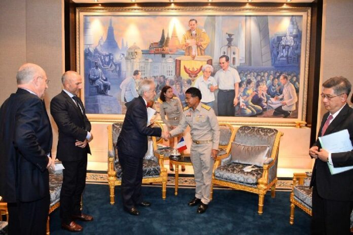Thai Justice Minister Gen. Paiboon Khumchaya (R) with France's Ambassador to Thailand, Thierry Viteau (L), 13 July 2015.<br />