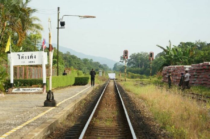 Two banners hung across a rail line in July 2015 near the To Deng train station in Narathiwat province accused the authorities of lying to the international community.