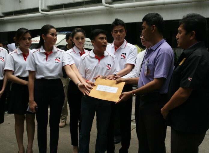 Redshirt activists deliver a letter of complaint at the government house in Bangkok protesting the shutdown of Peace TV, 30 April 2015.<br />