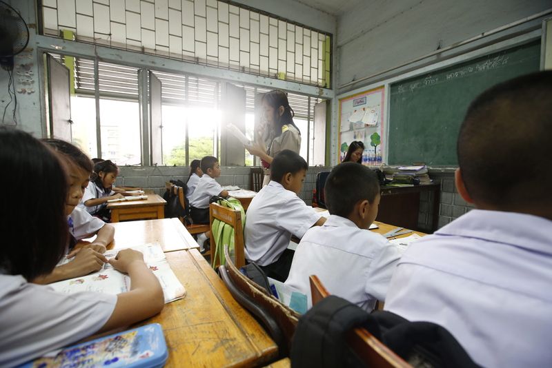 A file photo shows a Thai teacher teaching Thai school children in grade three, English words during an English language lesson at Watthatthong Primary School in Bangkok, Thailand, 02 March 2015. EPA/BARBARA WALTON