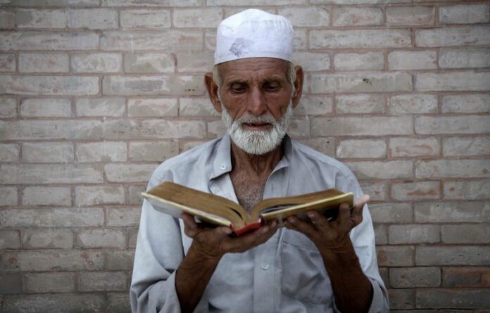 A Pakistani man reads the Koran at a mosque during Ramadan, in Peshawar, Pakistan, 10 July 2015. EPA/BILAWAL ARBAB<br />