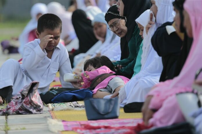 Muslims celebrate Eid al Fitr, a celebration of the end of Ramadan, in Songkhla province, 17 July 2015.<br />