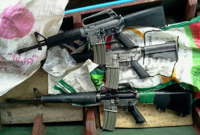 The three M-16 assault rifles police and soldiers allegedly found during a raid in Pattani on 20 July 2015.