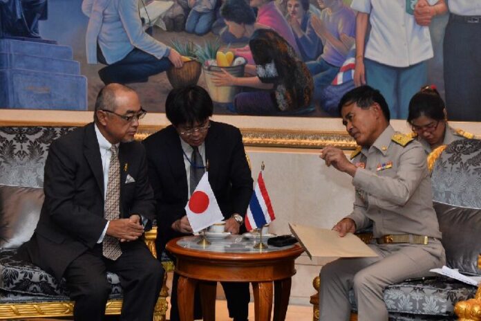Justice Minister Paiboon Khumchaya (R) meeting with Japanese ambassador Shiro Sadoshima (L) at the Ministry of Justice in Bangkok, 20 July 2015.<br />