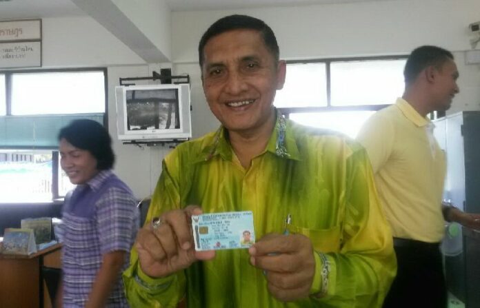 Sama-ae Thanam, a former insurgent leader recently released from prison, receives a national ID Card at the Panare District Office in Pattani, 20 July 2015.