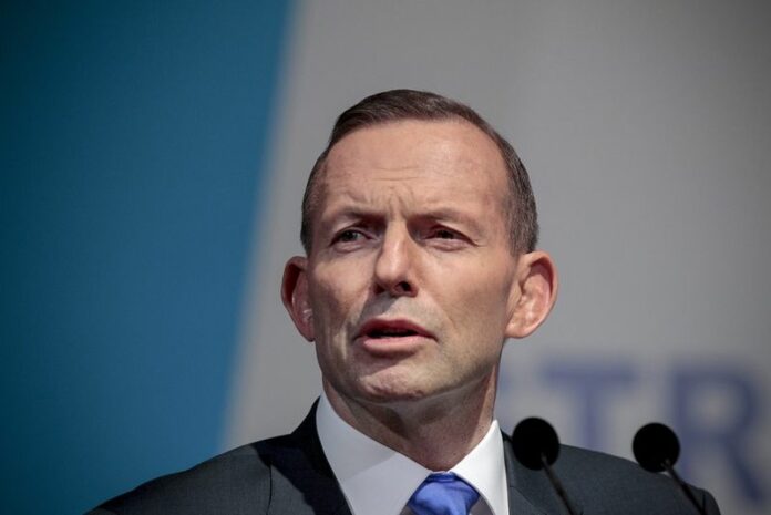 Australian Prime Minister Tony Abbott delivers a speech at the Shangri-La Hotel in Singapore, 29 June 2015. EPA/WALLACE WOON<br />
