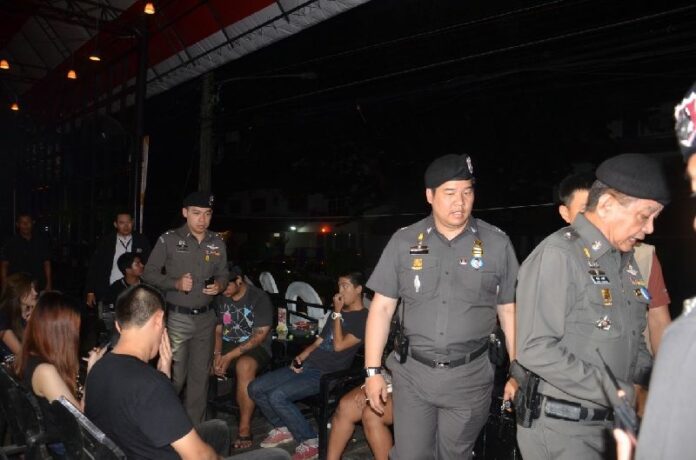 Police raid a bar in Pathum Thani that violated the junta's new booze ban by selling alcohol within 300 meters of a university, 25 July 2015.<br />