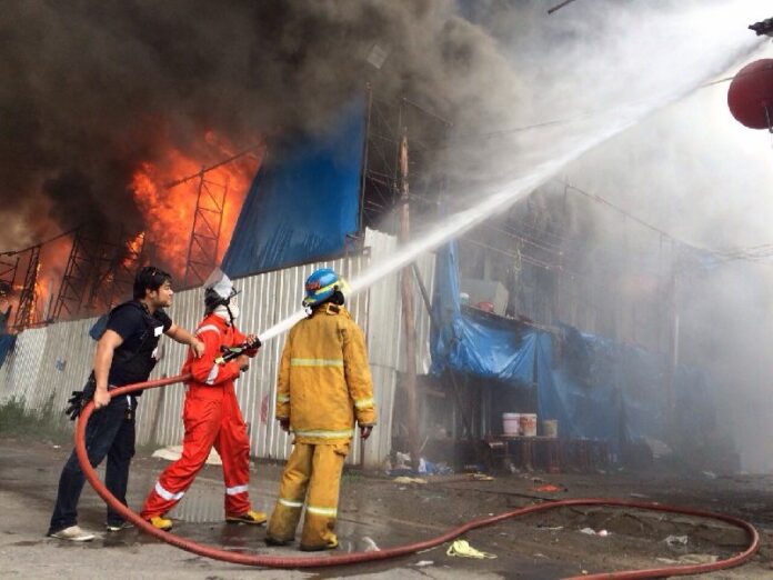 A fire broke out in a construction workers' camp in Pathum Thani province, 25 July 2015.