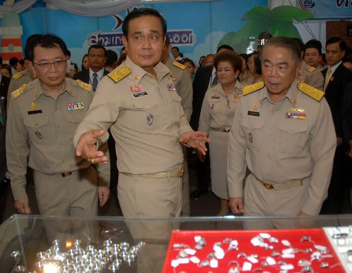 Junta chairman Gen. Prayuth Chan-ocha visiting a market next to the Government House in Bangkok, 27 July 2015.<br />