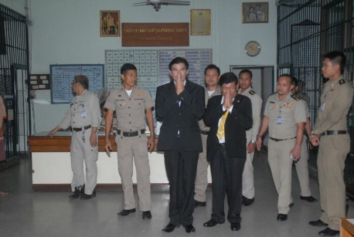 Pheu Thai's spokesperson Prompong Nopparit (L) and former Pheu Thai MP Kiatudom Menasawasdi (R) at Supreme Court on 24 July 2015.