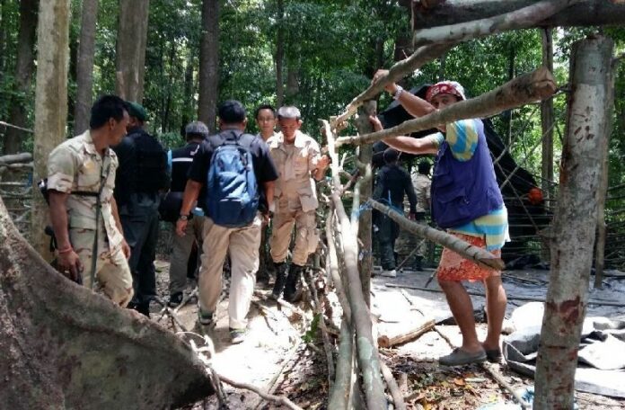 Thai police dismantle a camp used to detain trafficking victims in Songkhla province, 5 May 2015.