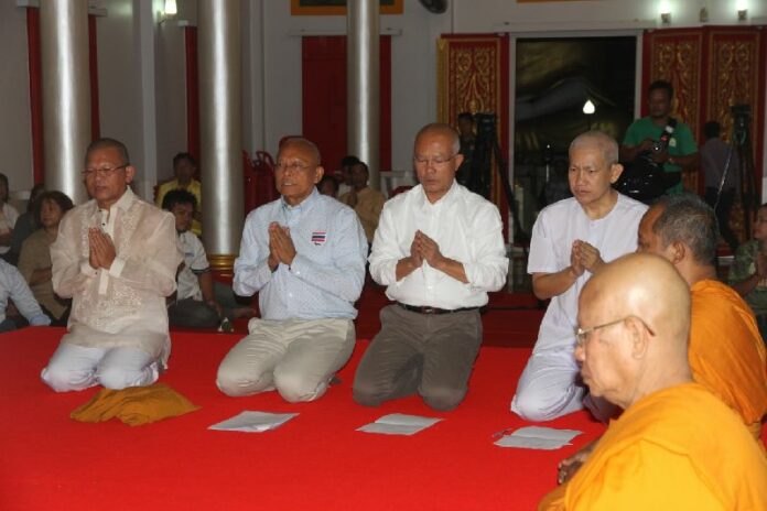 Suthep Thaugsuban (second from the left) at his disrobing ceremony in Surat Thani, 28 July 2015.<br />