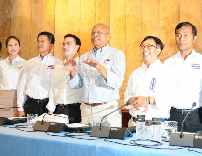 Former protest leaders, including Suthep Thaugsuban, at a press conference in Bangkok, 30 July 2015.<br />