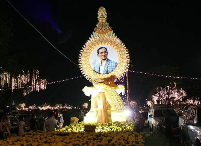 A large portrait of King Bhumibol looms over Ratchadamnoen Avenue in Bangkok in a 5 December, 2013, file photo. Photo: Matichon