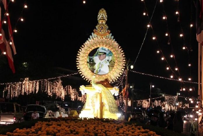 A large portrait of King Bhumibol looms over Ratchadamnoen Avenue in Bangkok in a 5 December, 2013, file photo. Photo: Matichon