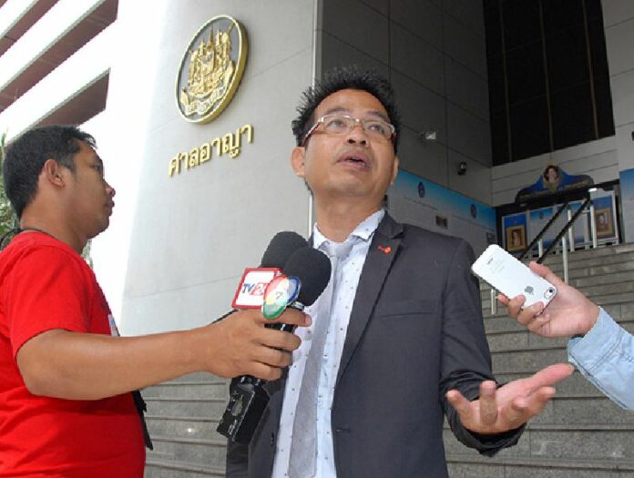 Surapak Phuchaisaeng speaks to reporters yesterday outside the Supreme Court. After four years and two prior acquittals by lower courts, the court issued a rare acquittal of a lese majeste case against the 44-year-old computer programmer.