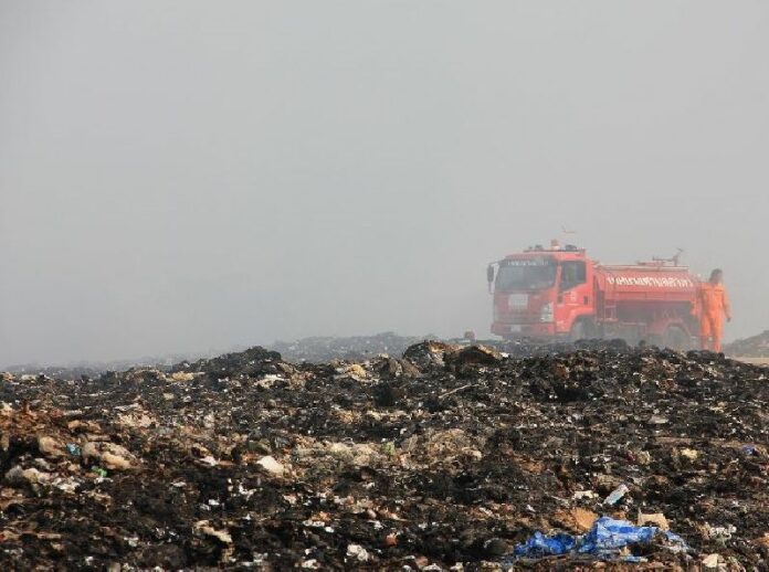 Many tons of plastic bags end up in landfills such as this one in Lampang province, which caught fire 2 Feb. Photo: Matichon