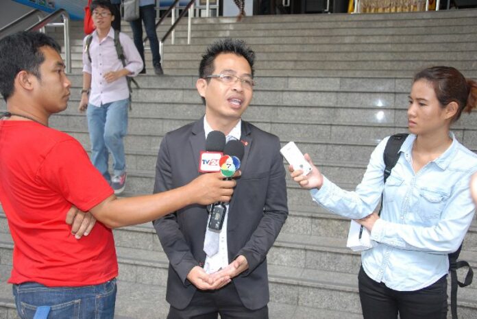 Surapak Phuchaisaeng speaks to reporters yesterday outside the Supreme Court. After four years and two prior acquittals by lower courts, the court issued a rare acquittal of a lese majeste case against the 44-year-old computer programmer.