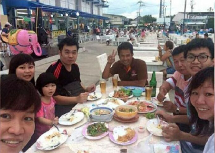 Seven members of a Malaysian family on holiday visited the Erawan Shrine on Monday evening. Five died in the attack. Earlier this photo was taken of them eating in Bangkok with a local guide. Neoh Ee Ling, second from left, and her father Neoh Hock Guan, third from right, were the only two to survive. Ee Ling's young daughter and husband died, as did Hock Guan's wife. Photo: Sin Chew Daily