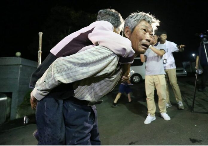 A South Korean carries his elderly mother to the emergency bunkers in Yeoncheon-gun, South Korea, 21 August 2015. South Korean authorities have ordered the evacuation of residents living close to the western side of it's border with North Korea. EPA/JUNG UI-CHEL