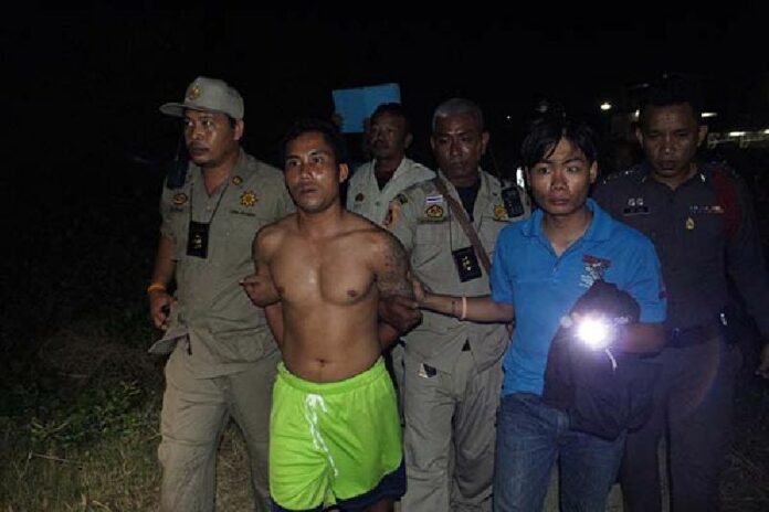 Police take Pracha Yawongka, 27 of Sakon Nakhon, into custody in South Pattaya unharmed after he allegedly menaced them with a loaded shotgun early this morning.