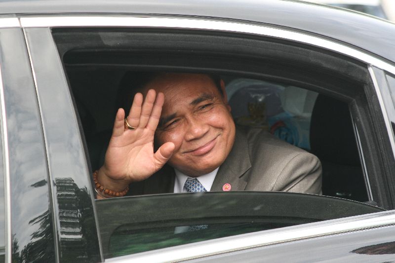 Junta chairman and Prime Minister Prayuth Chan-ocha waves at reporters in Bangkok on 26 August, 2015.