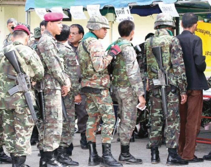 Soldiers line up in Yala province to cast their votes in the 2007 constitution referendum in this 19 Aug., 2007, file photo.