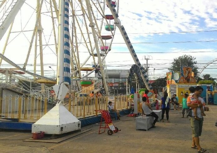 A Korat carnival yesterday afternoon after it was shuttered by local authorities for lacking accident insurance and operation permits.