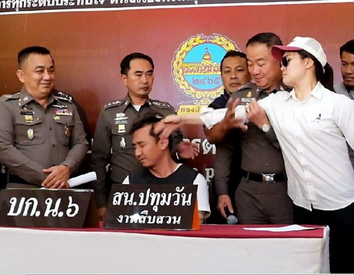 An alleged victim of tough guy Weerapan Inthawong, a 38-year-old Laos national suspected of threatening and assaulting people around Bangkok, seeks revenge at a police news conference today.
