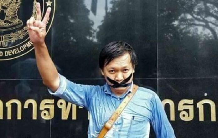 Newspaper columnist Pravit Rojanaphruk protests his detention by the military junta in Bangkok in this May 2014 file photo.