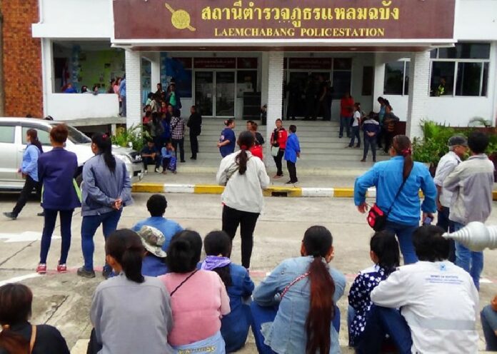 At least 120 alleged victims converged on the Laemchabang Police Station today to file fraud complaints against a man who said he was a soldier and could get them interviews for government jobs.