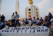 Hundreds Denounce Junta at Democracy Monument (Photos)