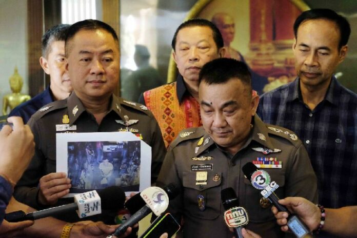 Police today announced a new warrant had been issued for a man seen buying bomb-making materials in Bangkok prior to the 17 Aug. attack.