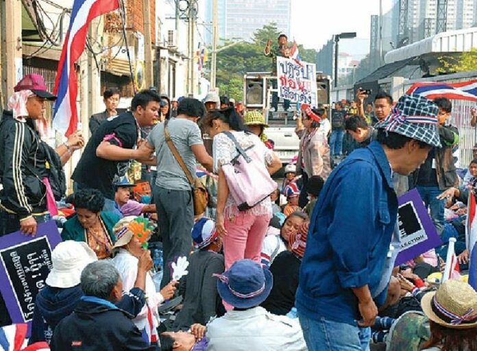 Protesters staged a sit-in to bodily prevent voters from reaching a polling station in Bangkok's Chatuchak district on 26 Jan., 2014.