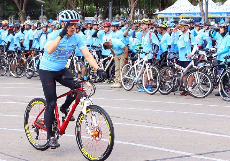 Crown Prince Vajiralongkorn, who holds a rank in the Royal Thai Air Force, returns salutes from officials at the outset of Bike for Mom on 16 Aug.