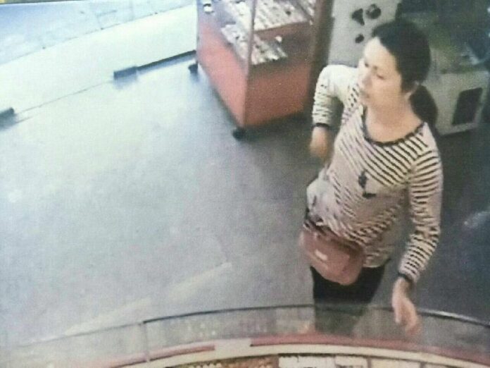 Suspect Pattana Kruengkam, 46, is accused of luring lustful old men into sexual liaisons that consisted only of her stealing their stuff, some of which she is accused of selling at this Chiang Mai gold shop where police said she is seen in this CCTV image.